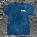 AVAのロゴを蓄光プリントしたTシャツ