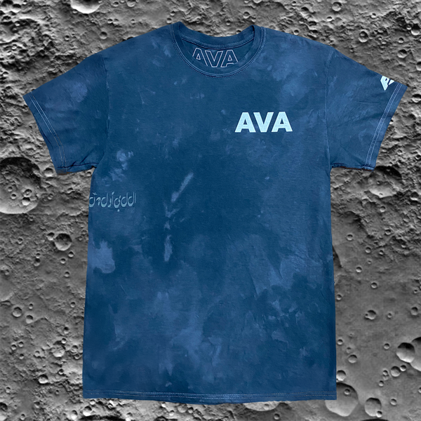AVAのロゴを蓄光プリントしたTシャツ