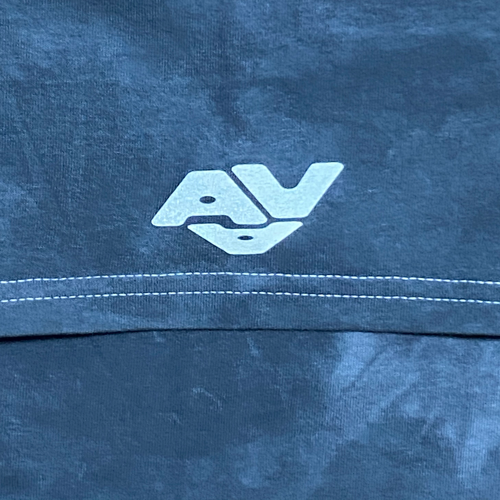 AVAのロゴを蓄光プリントしたTシャツ