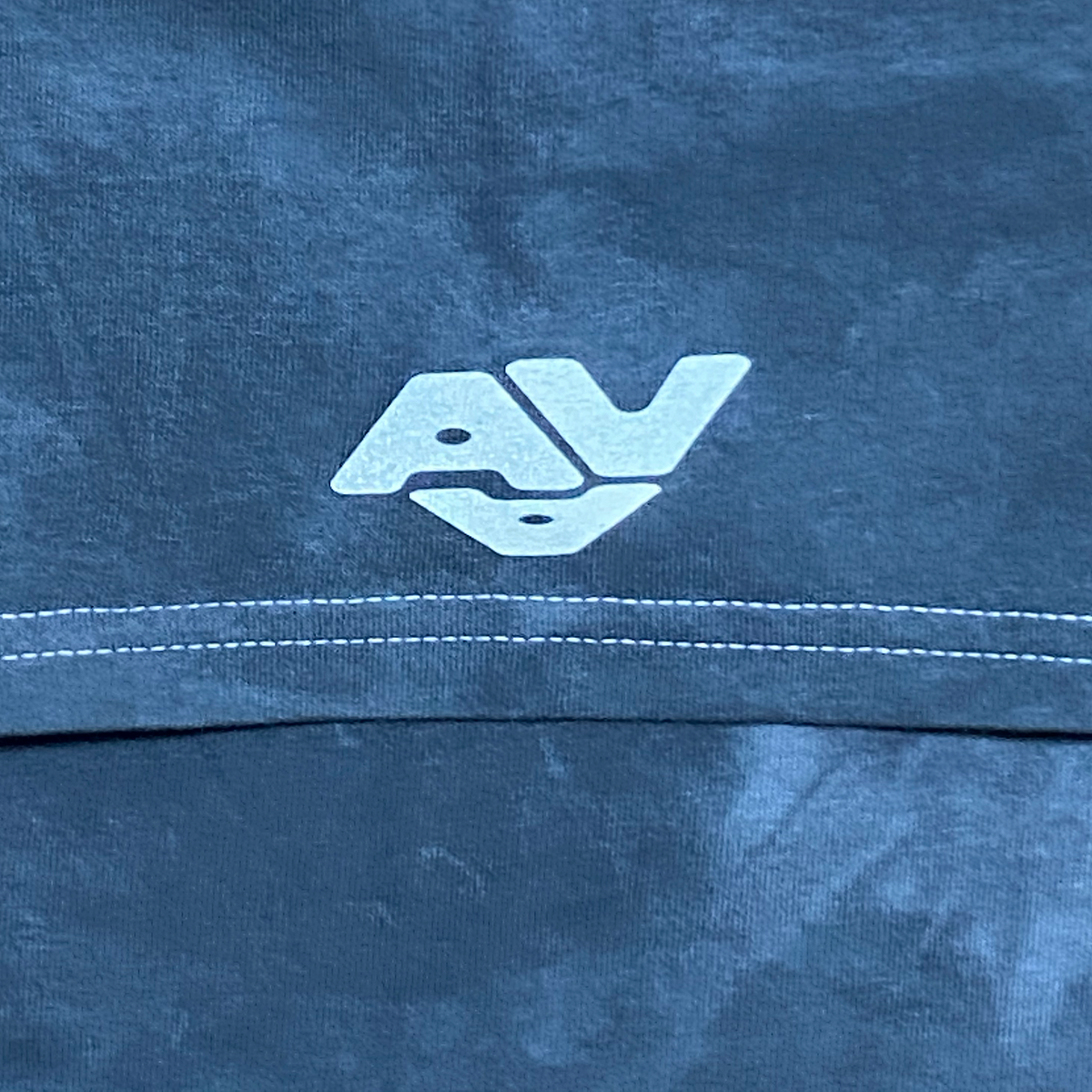 AVAのロゴを蓄光プリントしたTシャツ