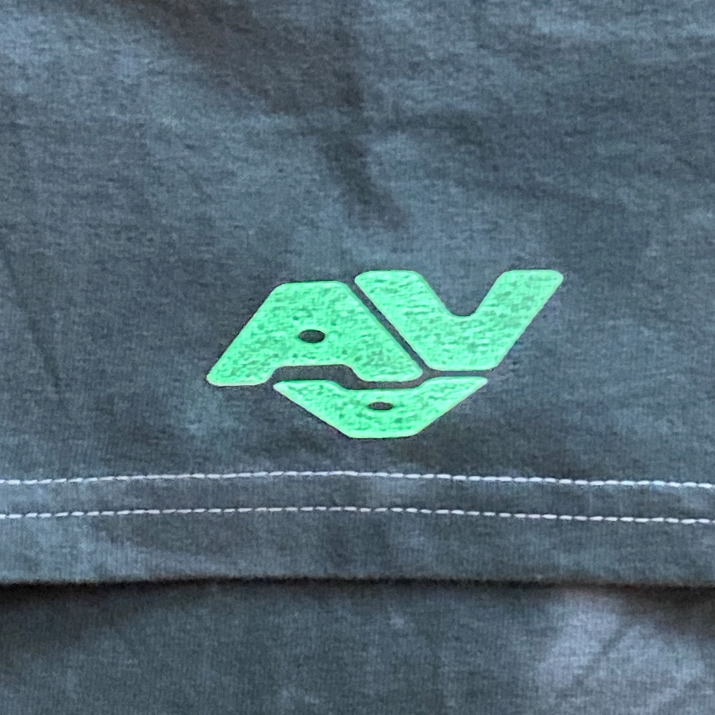 AVAのロゴを蓄光プリントしたTシャツ
