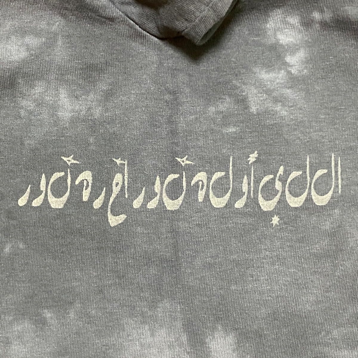 AVAのロゴを蓄光プリントしたTシャツ