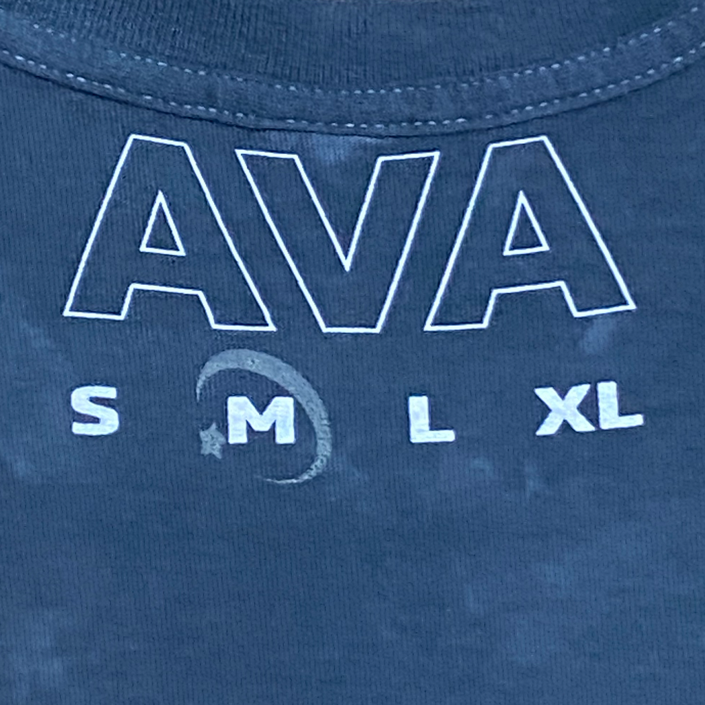 AVAのロゴを蓄光プリントしたTシャツ