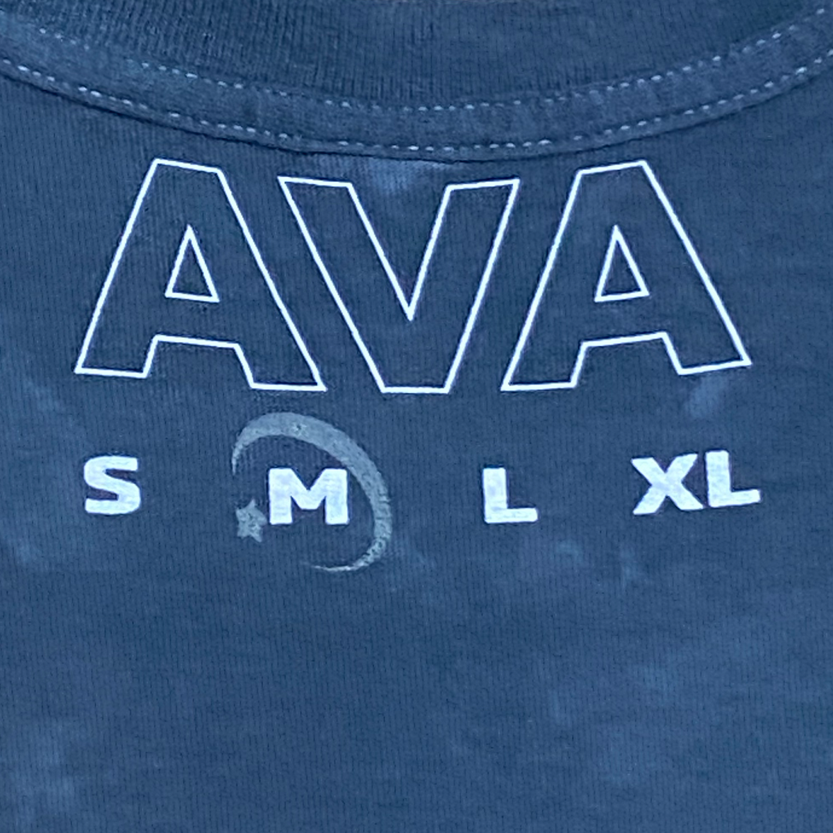 AVAのロゴを蓄光プリントしたTシャツ