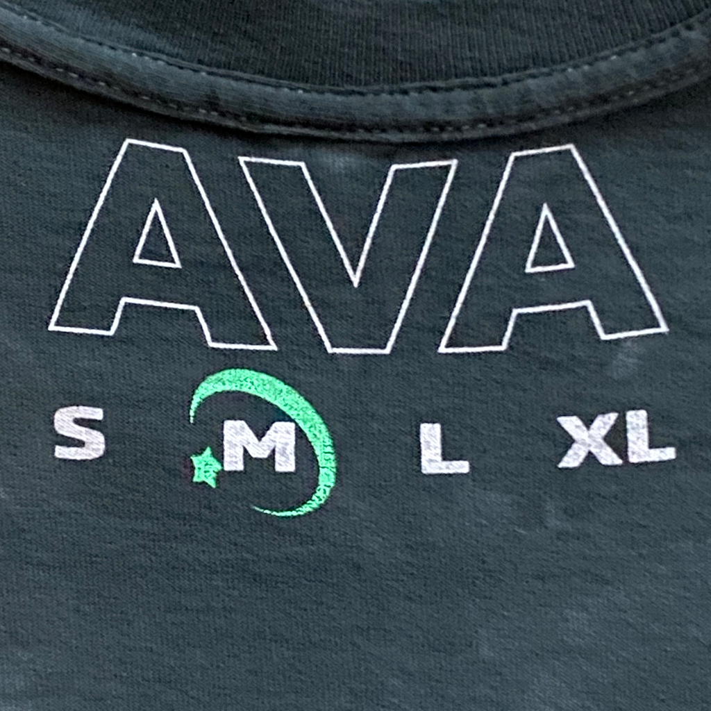 AVAのロゴを蓄光プリントしたTシャツ