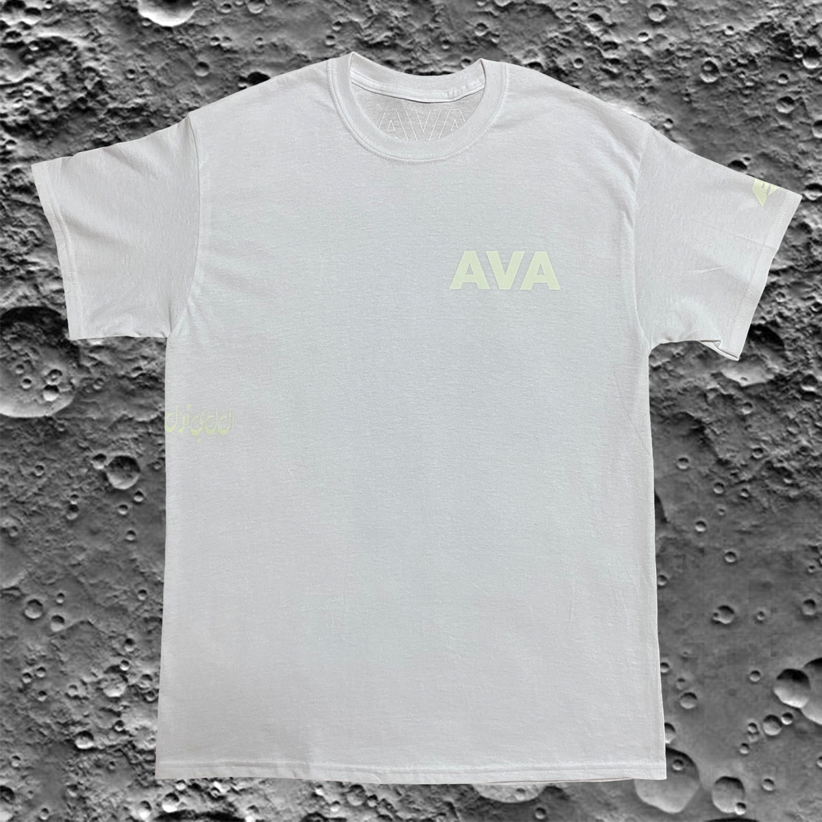 AVAのロゴを蓄光プリントしたTシャツ