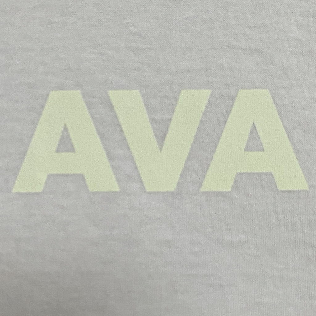 AVAのロゴを蓄光プリントしたTシャツ