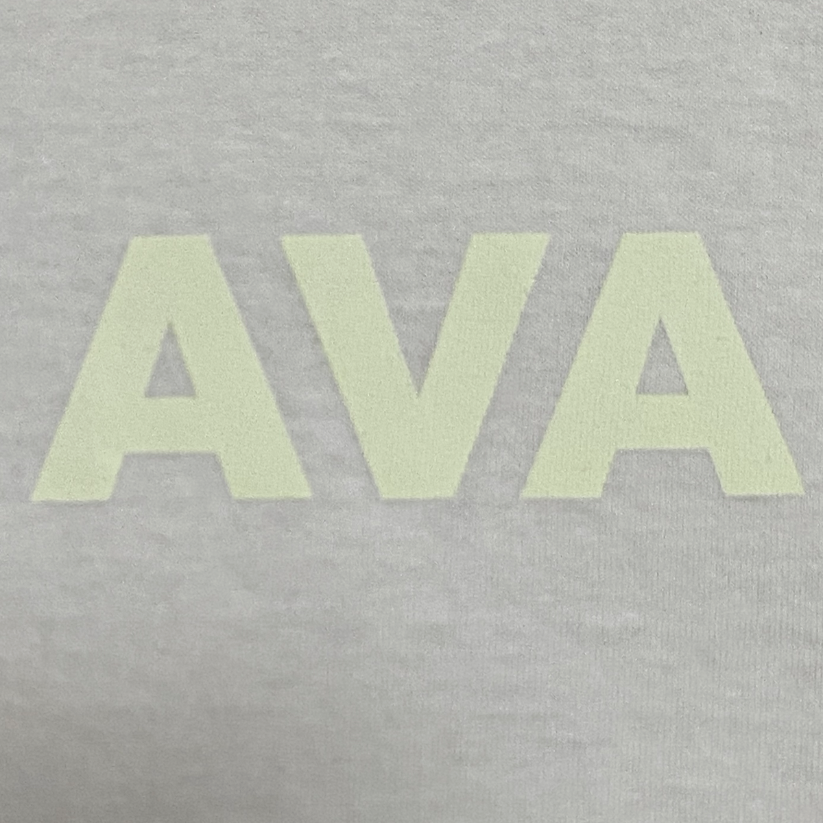AVAのロゴを蓄光プリントしたTシャツ