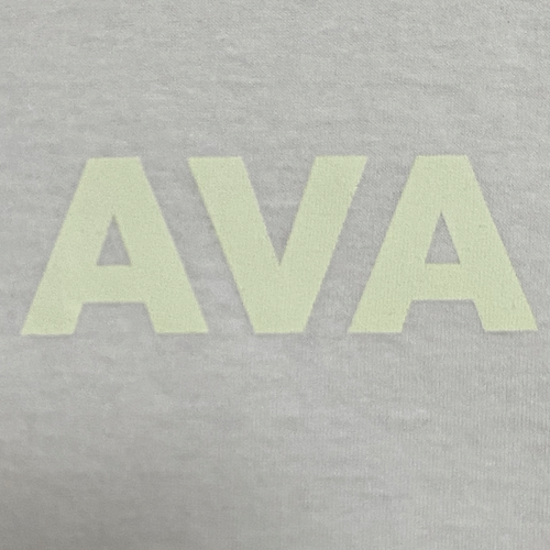 AVAのロゴを蓄光プリントしたTシャツ