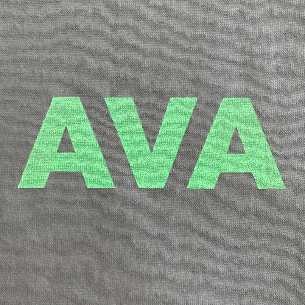 AVAのロゴを蓄光プリントしたTシャツ