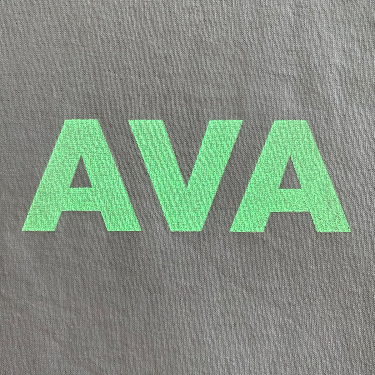 AVAのロゴを蓄光プリントしたTシャツ