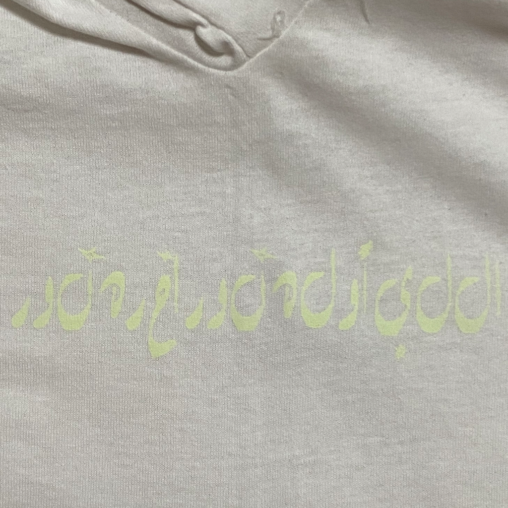 AVAのロゴを蓄光プリントしたTシャツ