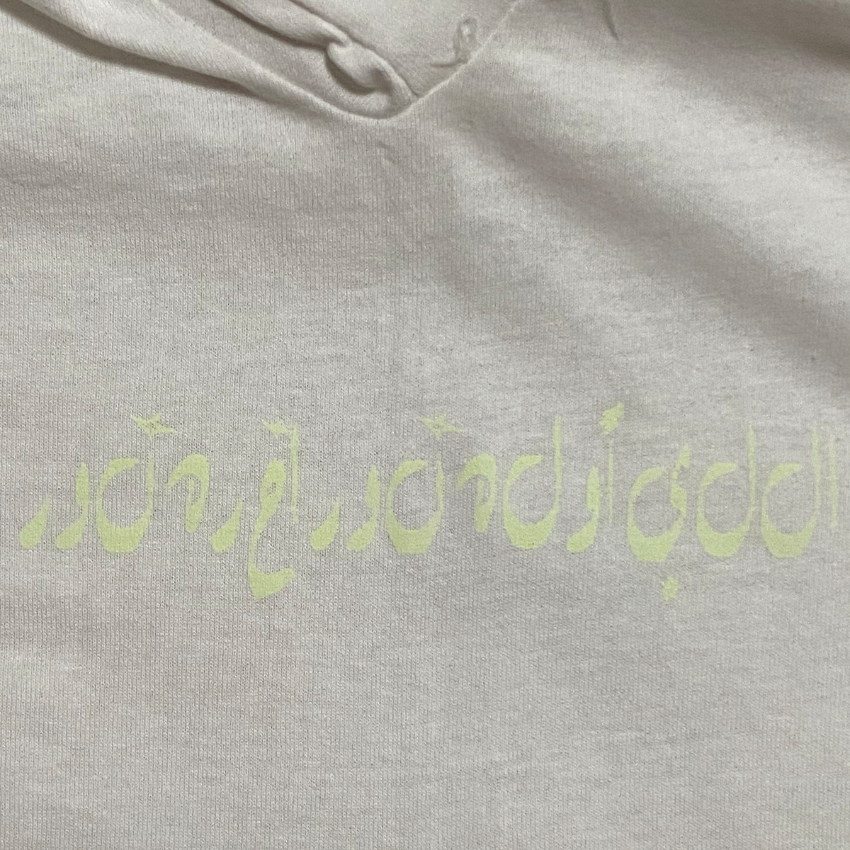 AVAのロゴを蓄光プリントしたTシャツ