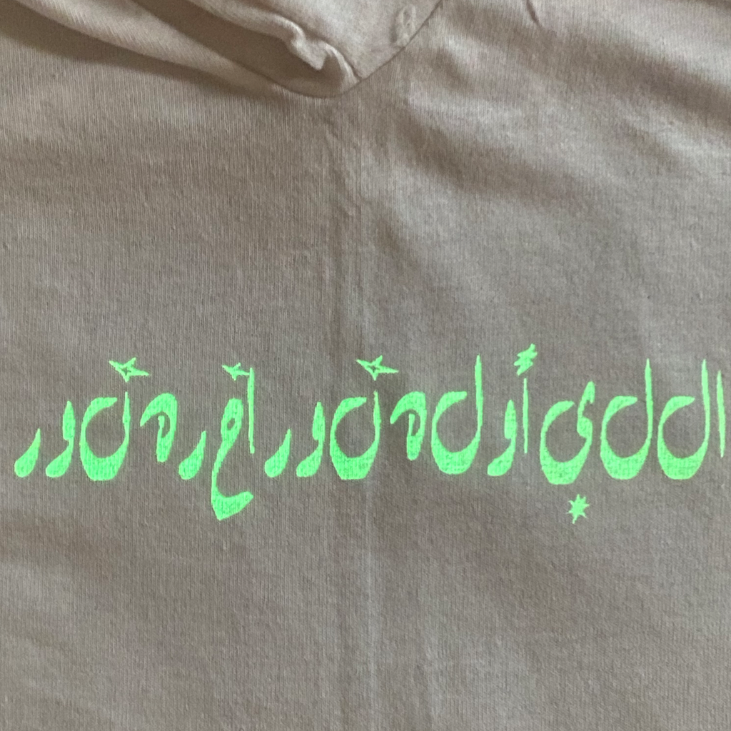 AVAのロゴを蓄光プリントしたTシャツ