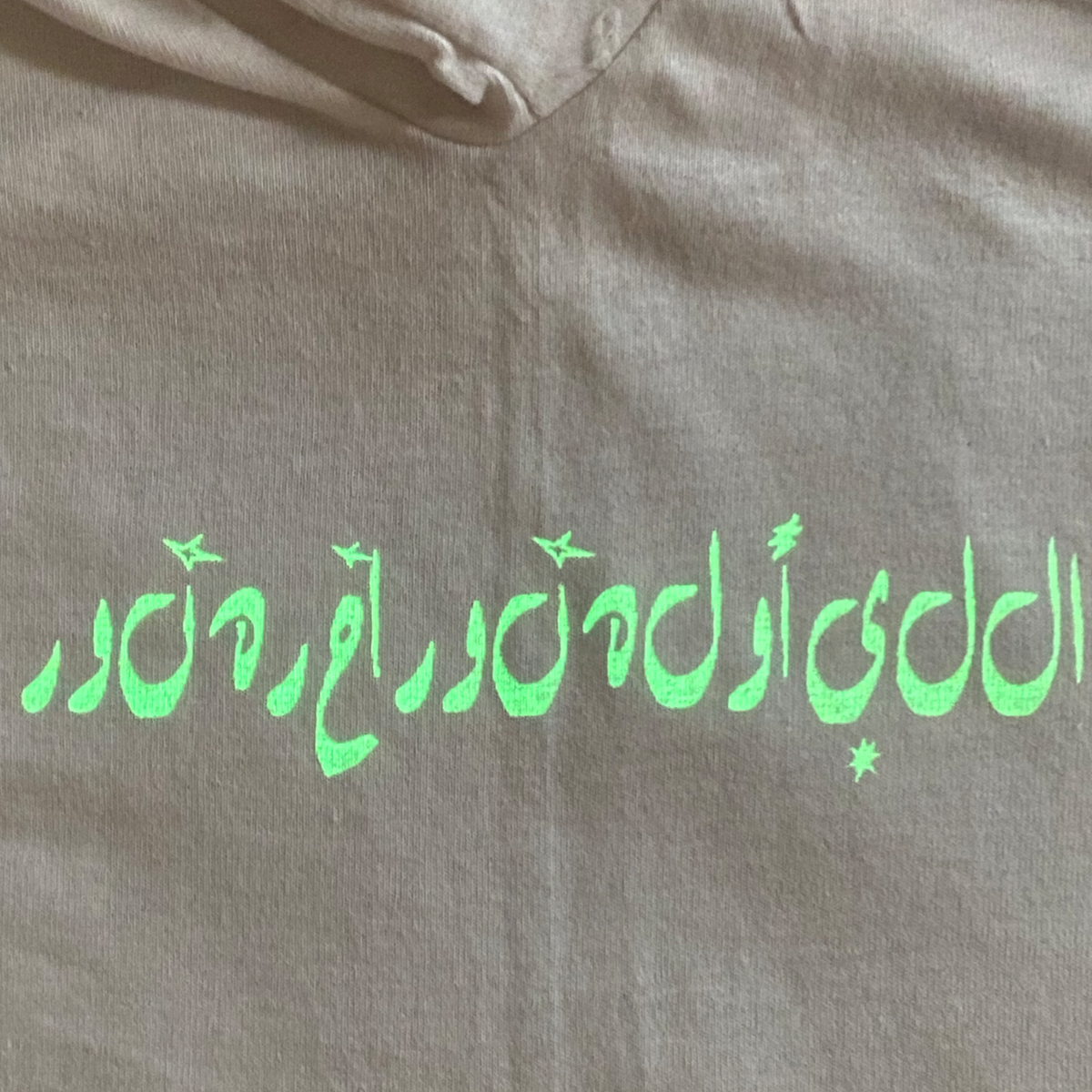 AVAのロゴを蓄光プリントしたTシャツ