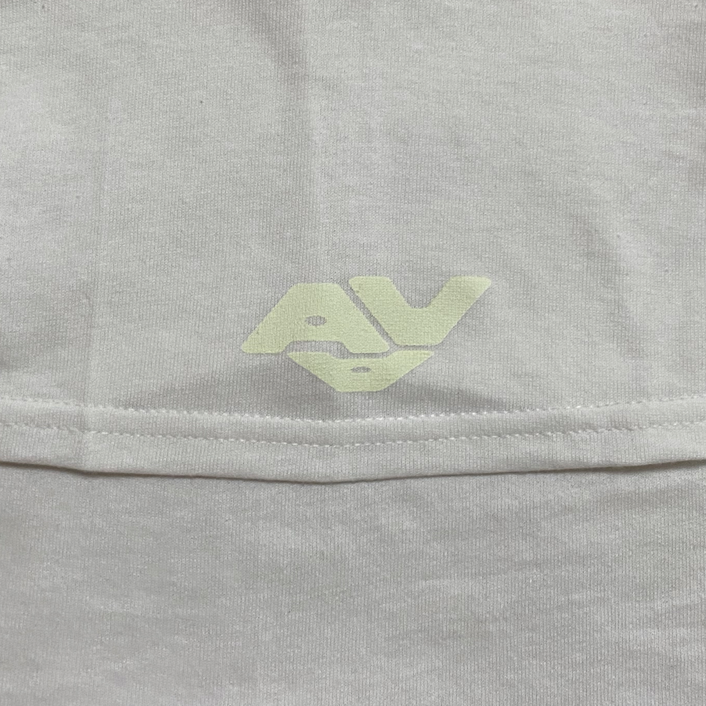 AVAのロゴを蓄光プリントしたTシャツ