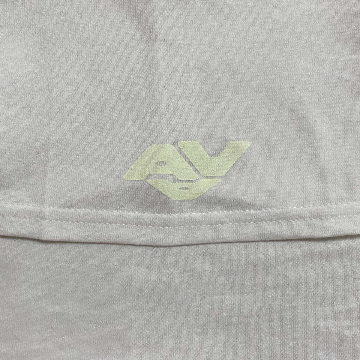 AVAのロゴを蓄光プリントしたTシャツ
