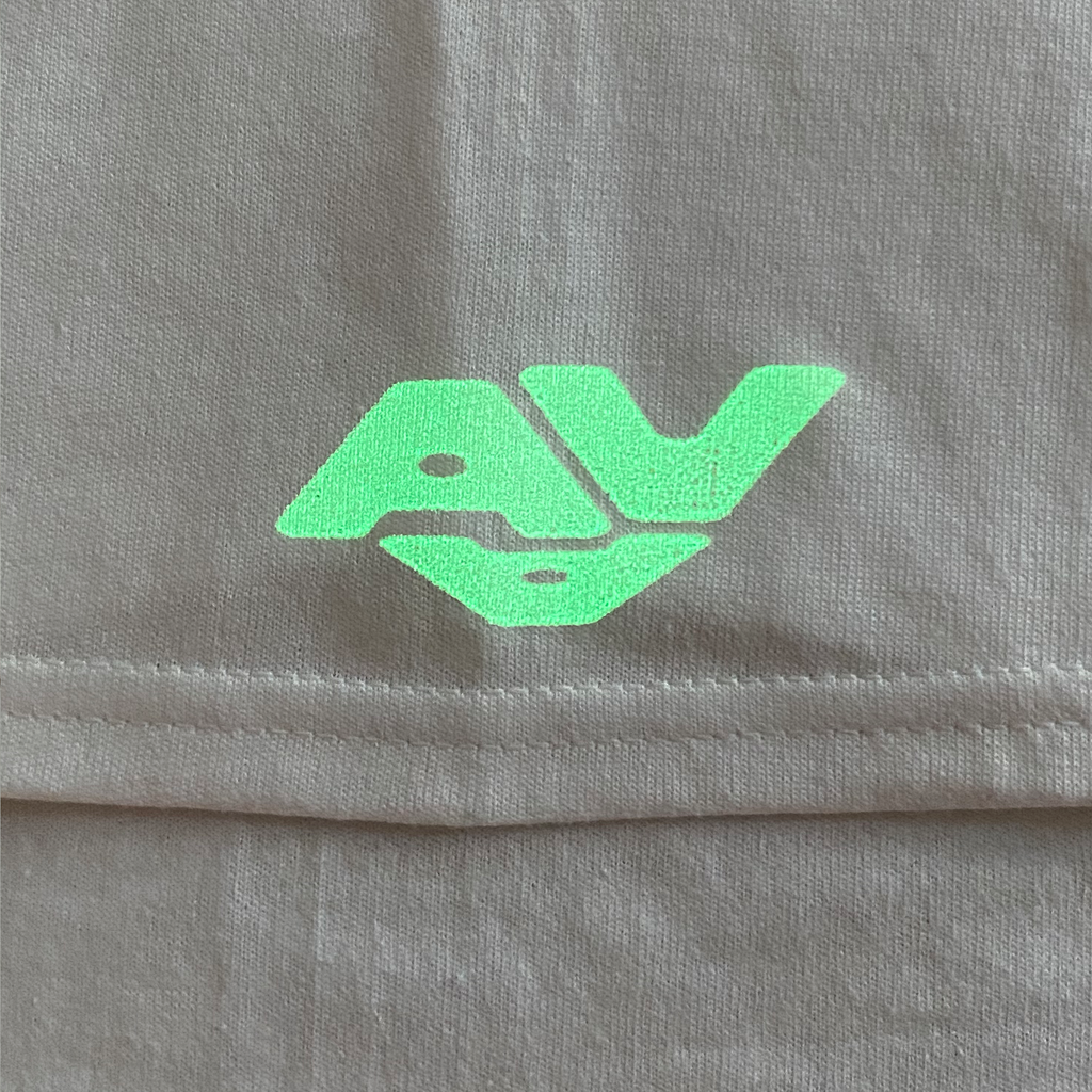 AVAのロゴを蓄光プリントしたTシャツ