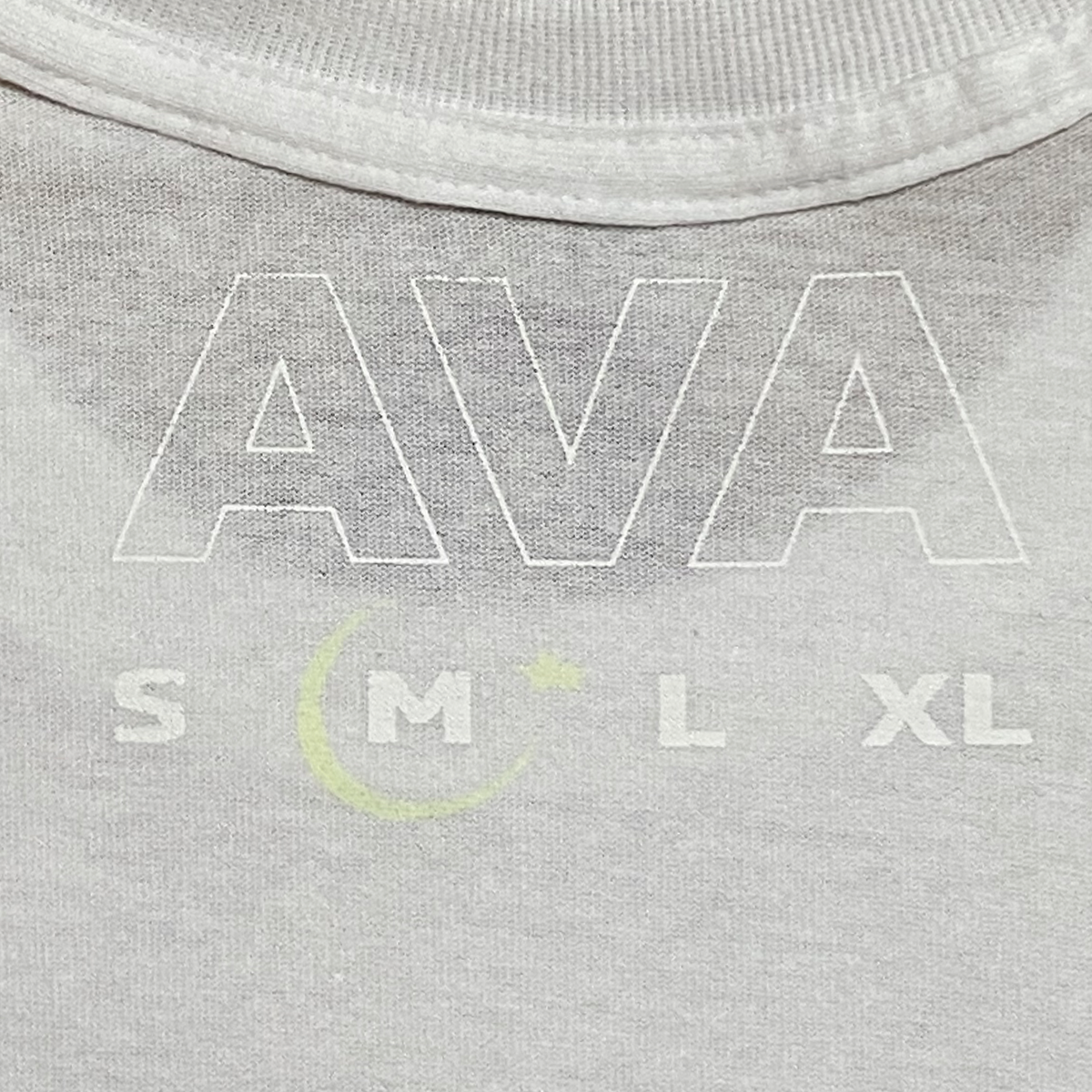 AVAのロゴを蓄光プリントしたTシャツ